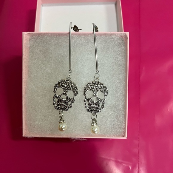 New Sexy Skull Earrings - Picture 2 of 6